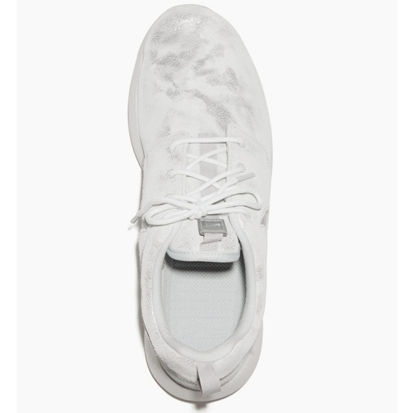 Women's Roshe One Premium Shoe - Picture 3 of 8